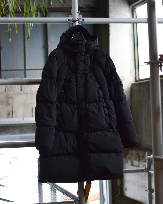 〈Nycra-R Hooded Down Coat〉