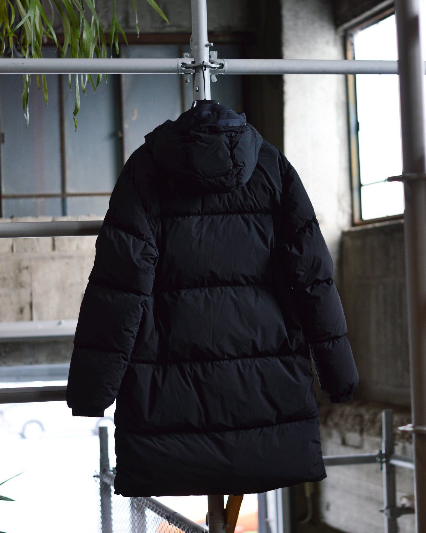 〈Nycra-R Hooded Down Coat〉